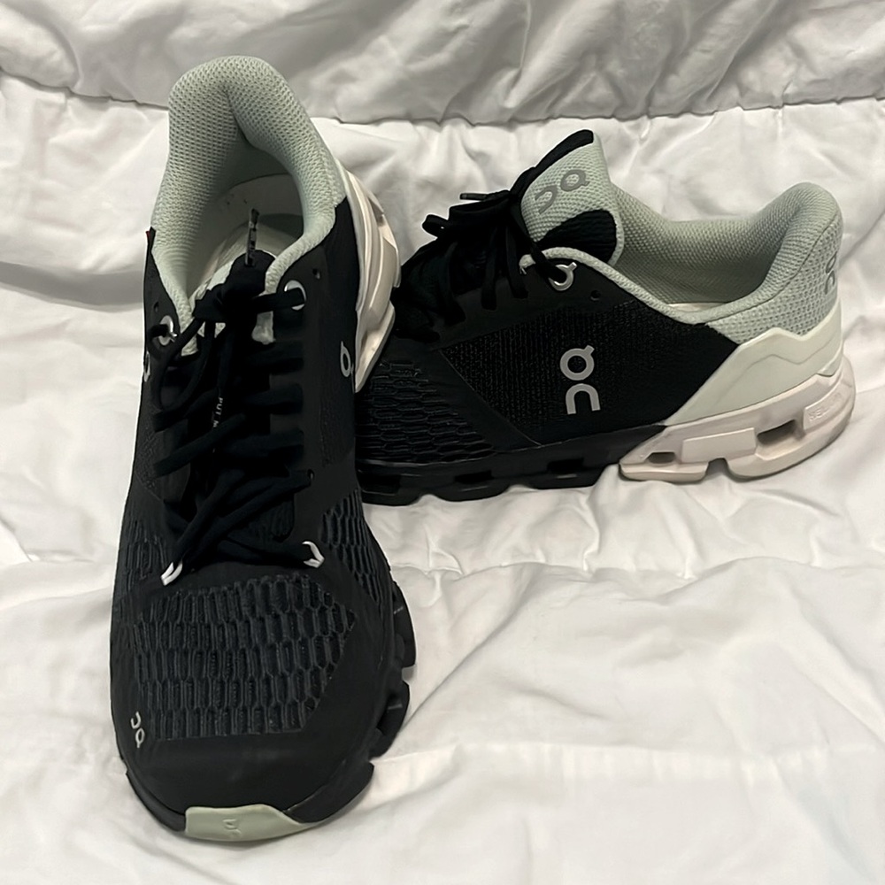 Women’s 7wide ON Cloudrunner shoes